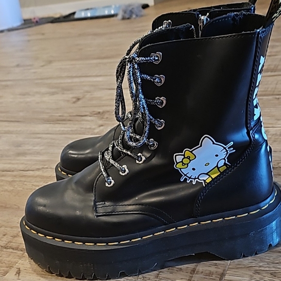 Hello Kitty Doctor Martens Jadon - Picture 1 of 3